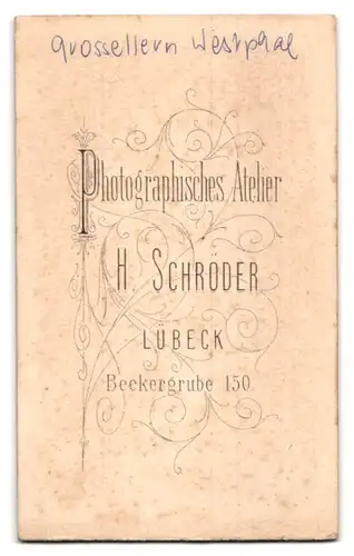 Fotografie H. Schröder, Lübeck, Beckergrube 150, Älteres Paar in zeitgenössischer Kleidung