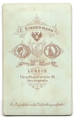 Fotografie C. Kindermann, Lübeck, Fleischhauerstr. 99 Ecke d. Köngistr., Elegant gekleideter Herr mit Schnauzbart