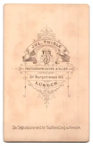 Fotografie Jul. Thiele, Lübeck, Gr. Burgstr. 615, Elegant gekleideter Herr mit Backenbart