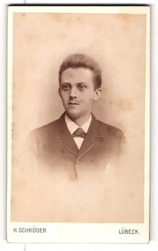 Fotografie H. Schröder, Lübeck, Beckergrube 150, Junger Herr im Anzug mit Fliege