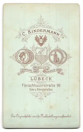 Fotografie C. Kindermann, Lübeck, Fleischhauerstr. 99 Ecke d. Köngistr., Junger Herr im Anzug mit Fliege