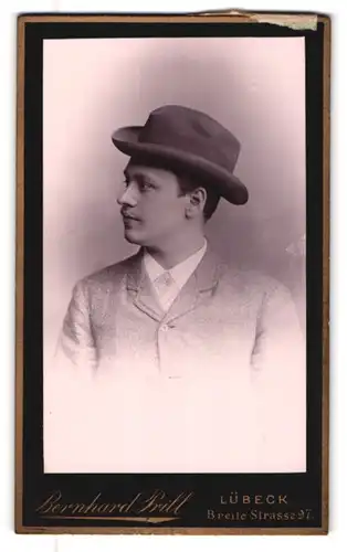 Fotografie Bernhard Prill, Lübeck, Breite-Str. 97, Junger Herr im Anzug mit Krawatte