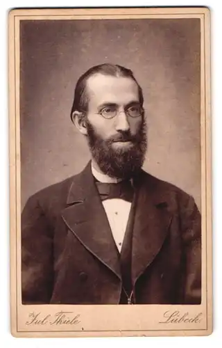 Fotografie Jul. Thiele, Lübeck, Gr. Burgstr. 615, Stattlicher Herr mit Brille und Backenbart