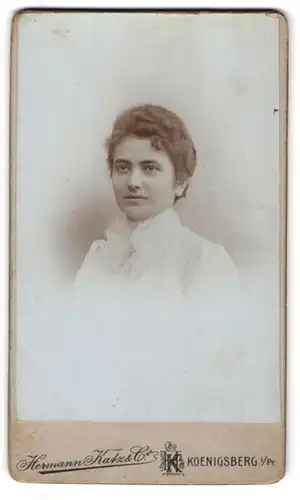 Fotografie Hermann Katz & Co., Königsberg i /Pr., Junge Dame mit zurückgebundenem Haar