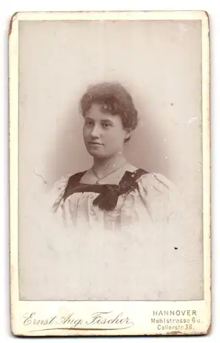 Fotografie Ernst Aug. Fischer, Hannover, Mehlstr. 6 u. Cellerstr. 36, Junge hübsche Dame mit Halskette