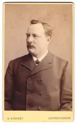 Fotografie W. Höffert, Dresden, See-Str. 10, Stattlicher Herr im Anzug mit Oberlippenbart