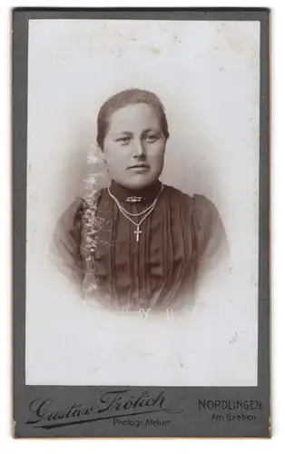 Fotografie Gustav Frölich, Nördlingen, Junge Frau mit Kragenbrosche und Kreuzkette