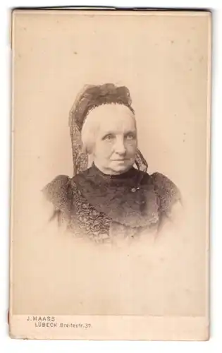 Fotografie J. Maass, Lübeck, Breitestr. 37, Ältere Dame im Kleid mit Haube