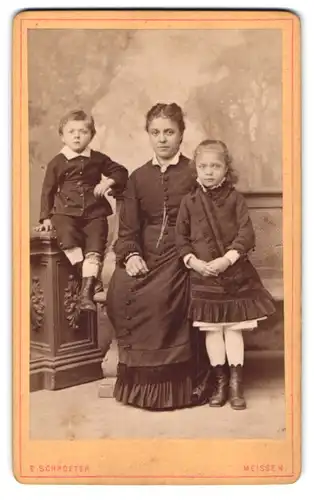 Fotografie E. Schroeter, Meissen, Obergasse 597, Bürgerliche Dame mit kleinem Jungen und Mädchen
