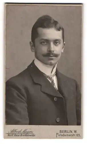 Fotografie Albert Meyer, Berlin-W., Potsdamerstr. 125, Elegant gekleideter Herr mit Moustache