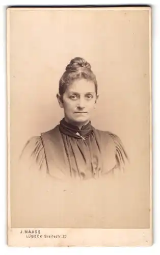 Fotografie J. Maass, Lübeck, Breitestr. 37, Junge Dame mit Hochsteckfrisur