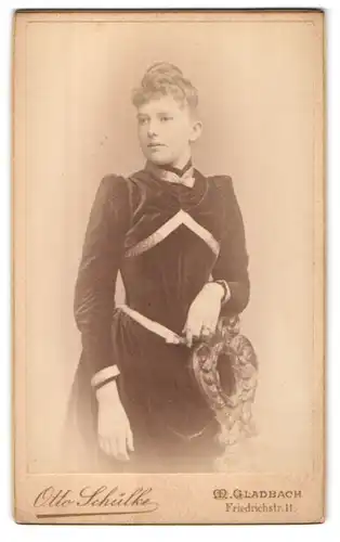 Fotografie Otto Schülke, Mönchen-Gladbach, Friedrichstr. 11, hübsche junge Frau im eleganten Kleid