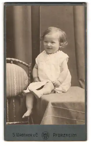 Fotografie S. Wronker & Co., Pforzheim, lachendes Kleinkind im weissen Kleidchen