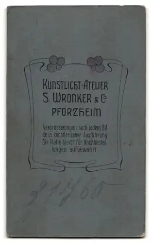 Fotografie S. Wronker & Co., Pforzheim, lachendes Kleinkind im weissen Kleidchen