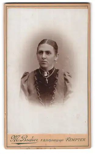 Fotografie M. Bscher, Kempten, Salzstrasse K.94., Portrait Edeldame mit Brosche & Kruzifix