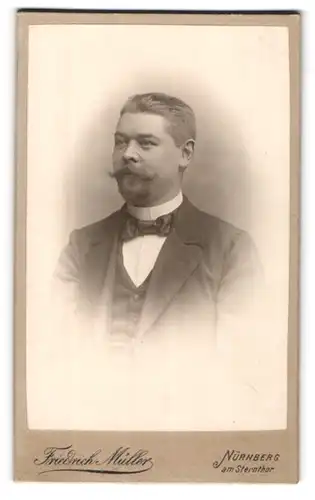 Fotografie Friedrich Müller, Nürnberg, am Sternthor, Portrait Herr mit gepflegtem Bart im Frack