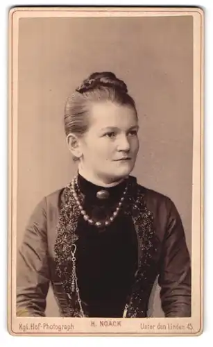 Fotografie H. Noack, Berlin, Unter den Linden 45, junge Dame mit Schmuck, Halskette & Brosche