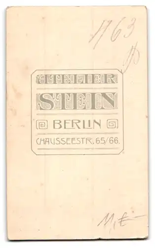 Fotografie Wilhelm Stein, Berlin, Chaussee-Str. 65-66, Knabe im Matrosenanzug mit Reif