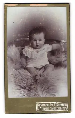 Fotografie Berliner Atelier Inh. E. Kregeloh, Mannheim, Baby auf Felldecke sitzend