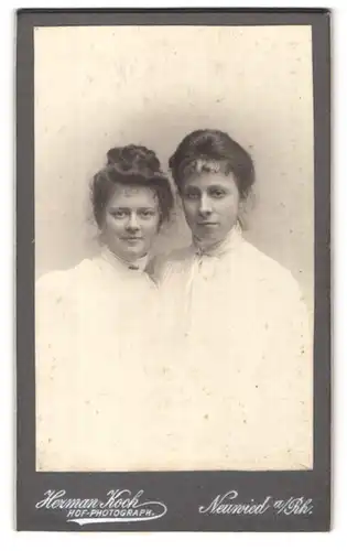 Fotografie Hermann Koch, Neuwied / Rhein, Portrait junge Damen tragen weisse Blusen