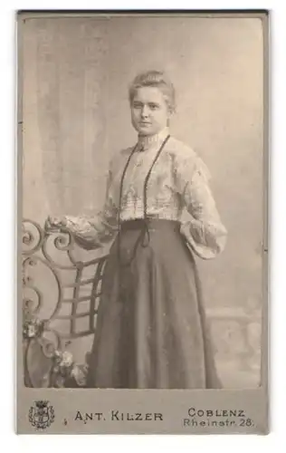 Fotografie Ant. Kilzer, Coblenz, Rheinstr. 28, junge Dame mit Halskette trägt modische Bluse