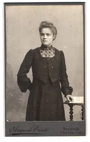 Fotografie August Eisele, Neuwied, Rheinstr. 45, junge Hausfrau im schlichten schwarzen Ensemble