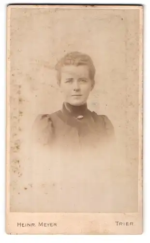 Fotografie Heinrich Meyer, Trier, Simeonstr. 14, junge Dame mit Brosche im Sonntagskleid