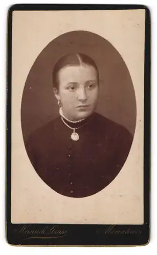 Fotografie Heinrich Grass, Mannheim, Portrait junge Dame mit Halskette und Anhänger