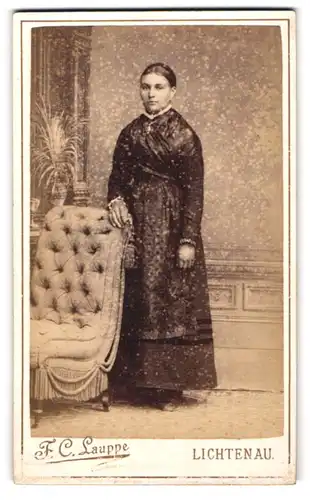 Fotografie F.C. Lauppe, Lichtenau, junge Dame im langen schwarzen Kleid