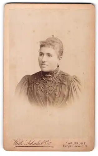 Fotografie Wilhelm Schulz & Cie, Karlsruhe, Erbprinzenstrasse 3, Portrait Dame mit Perlenkette im eleganten Kleid