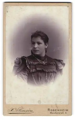 Fotografie X. Simson, Rosenheim, Münchener-Str. 6, Portrait brünette Dame mit Schmuck - Halskette