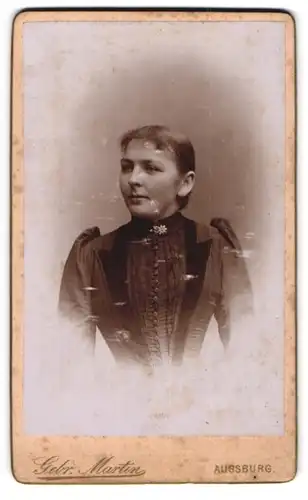 Fotografie Gebr. Martin, Augsburg, Bahnhofstrasse, Portrait Dame mit Edelweiss-Brosche im tailierten Ensemble