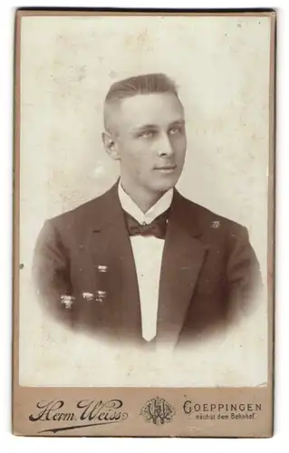 Fotografie Herm. Weiss, Göppingen, Portrait junger Herrmit strahlenden Augen im eleganten Anzug