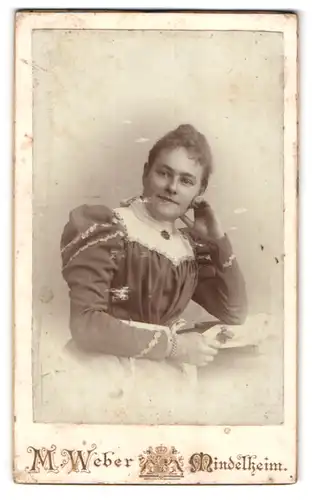 Fotografie M. Weber, Mindelheim, Freundsbergstrasse, Portrait Dame mit Armband & Brosche im Sonntagskleid