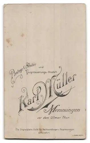Fotografie Karl Müller, Memmingen, Portrait junge Dame mit Ohrringen & Brosche trägt schwarzes Oberteil