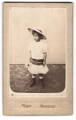 Fotografie unbekannter Fotograf und Ort, Kleines Mädchen im weissen Kleid mit Strohhut