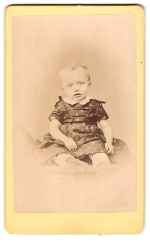 Fotografie Otto Wigand, Zeitz, Stephanstrasse 45, Kleinkind im geblümten Kleidchen