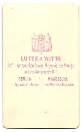 Fotografie Lutze & Witte, Berlin, Im Aquariumgebäude, Hübsche, junge Dame im gutbürgerlichem Kleid