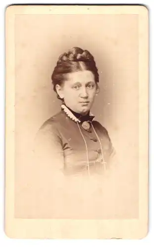 Fotografie L. Belitski, Nordhausen, Junge Dame mit Hochsteckfrisur und angewidertem Blick