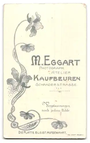 Fotografie M. Eggart, Kaufbeuren, Schraderstrasse, Kleines Mädchen mit kariertem Mantel