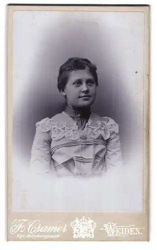 Fotografie F. Cramer, Weiden, Junges Mädchen im gutbürgerlichen Kleid