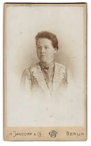 Fotografie A. Jandorf & Co., Berlin, Spittelmarkt 16 /17, Frau mit leerem Gesichtsausdruck