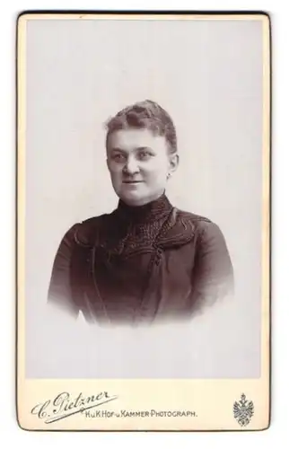 Fotografie C. Pietzner, Aussig, Teichgasse, Bürgerliche Dame mit zurückgebundenem Haar