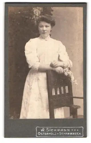 Fotografie W. Siekmann, Osterholz-Scharmbeck, Bürgerliche Dame in hübscher Kleidung