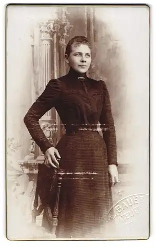 Fotografie L. Bauer, Wien, Mölkerbastei 20, Junge Dame im modischen Kleid