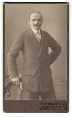 Fotografie Herm. Franck-Verra, Rosenheim, Innstr. 1, Elegant gekleideter Herr mit Schnauzbart