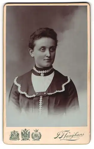 Fotografie J. F. Langhans, Marienbad, Junge Dame im modischen Kleid