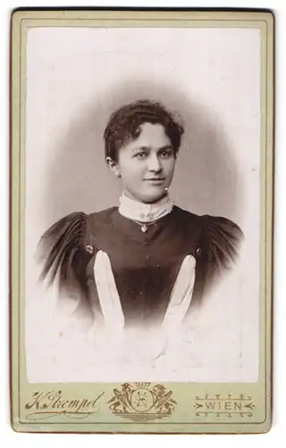 Fotografie Karl Strempel, Wien-Döbling, Pyrkergasse 18, Junge Dame im Kleid mit Herzkette