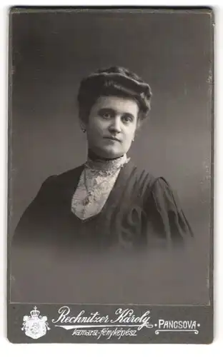 Fotografie Rechnitzer Karoly, Pancsova, Bürgerliche Dame im Kleid mit Halskette