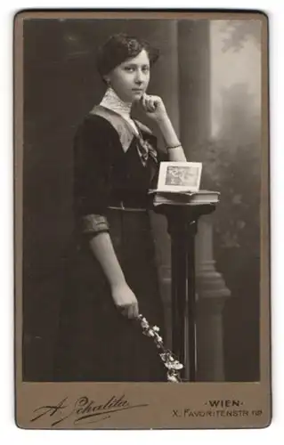 Fotografie A. Schalita, Wien, Favoritenstr. 112, Elegante Dame mit aufgestütztem Kopf